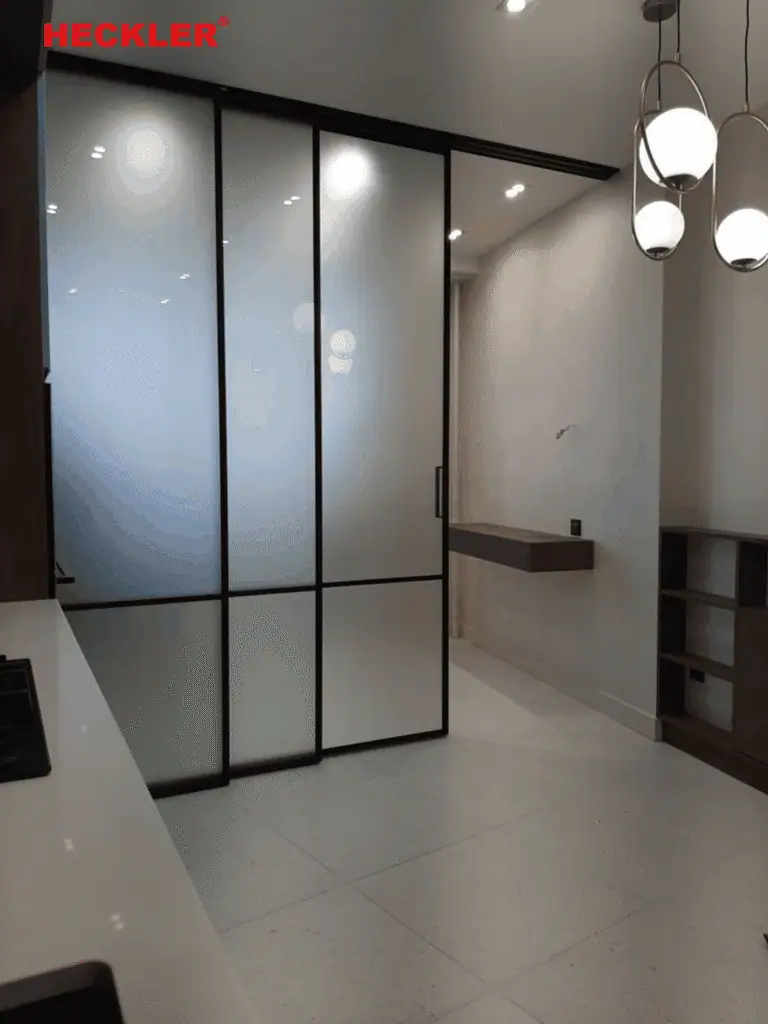 Cửa trượt slim không ray dưới Heckler kính mờ ngăn phòng Cửa lùa slim không ray dưới — sàn liền mạch | Heckler