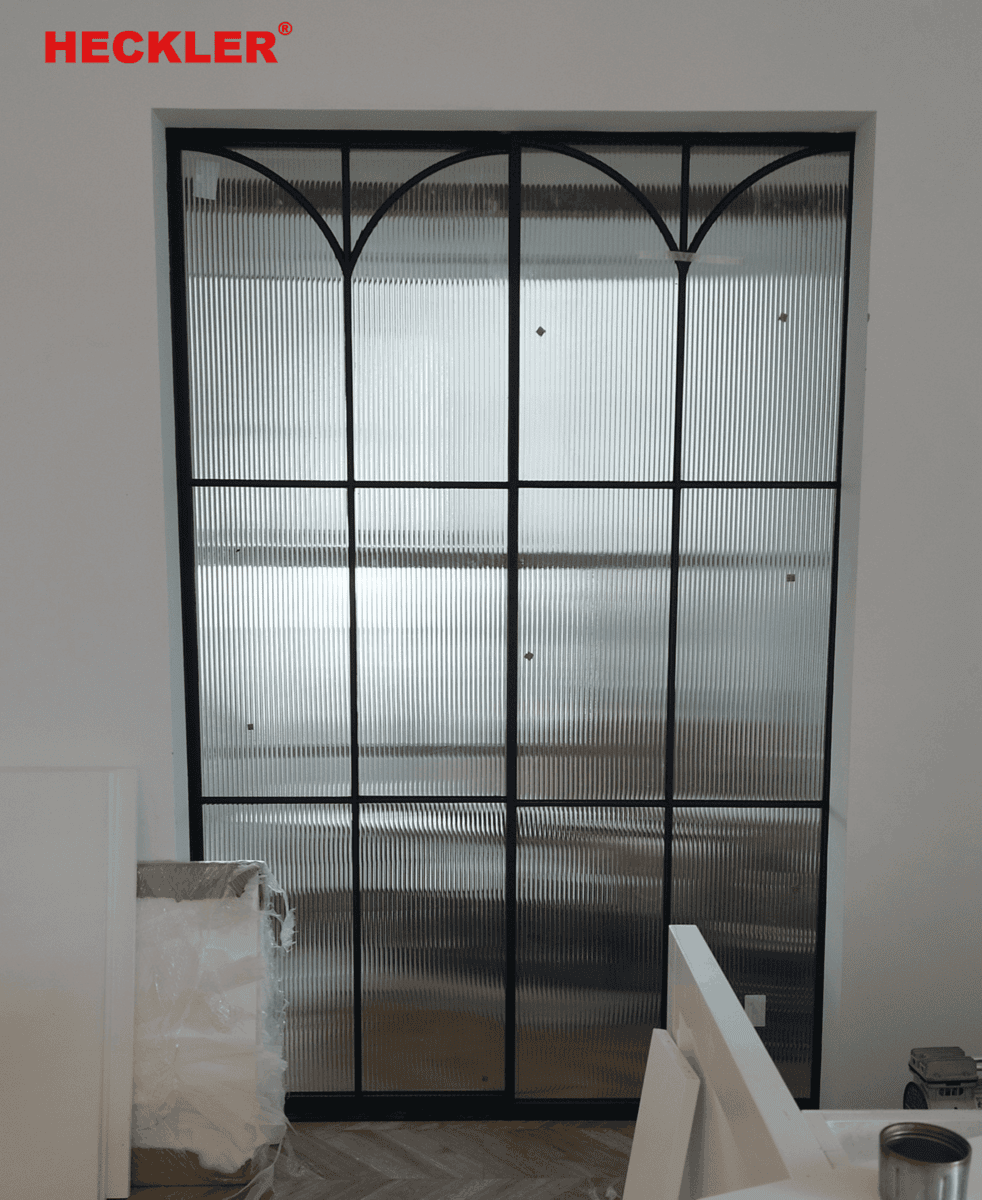 Cửa nhôm 2 cánh kết hợp nan uốn vòm