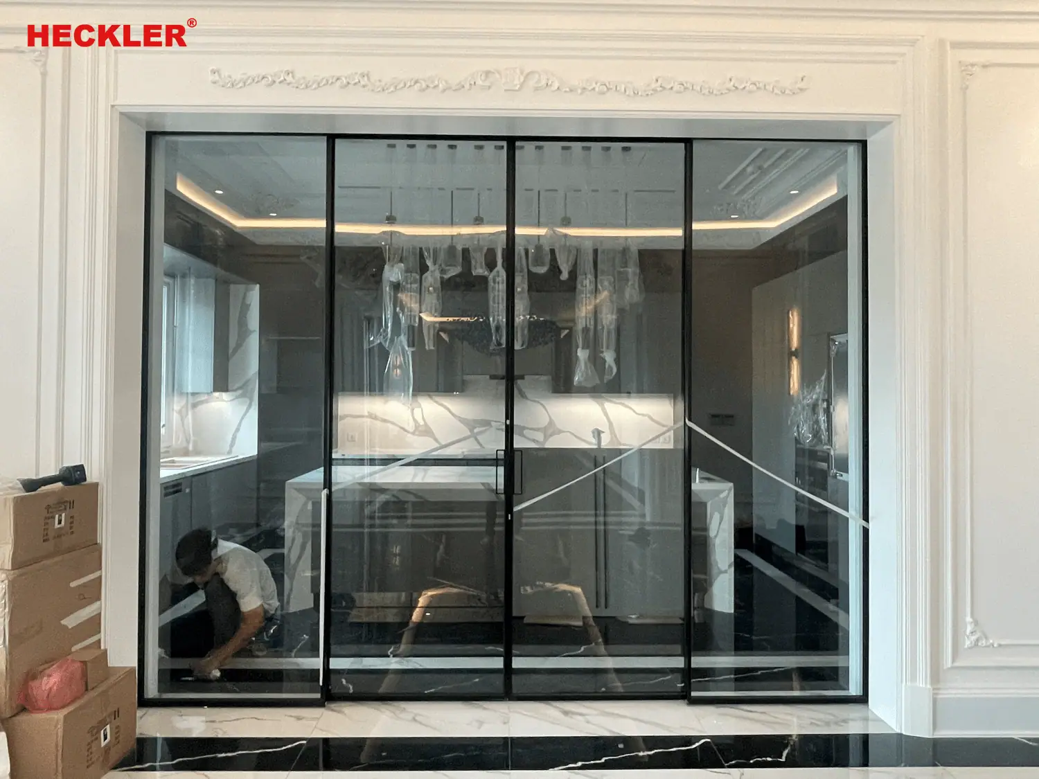 Cửa kính khung đen sang trọng và hiện đại cho nội thất tối ưu.