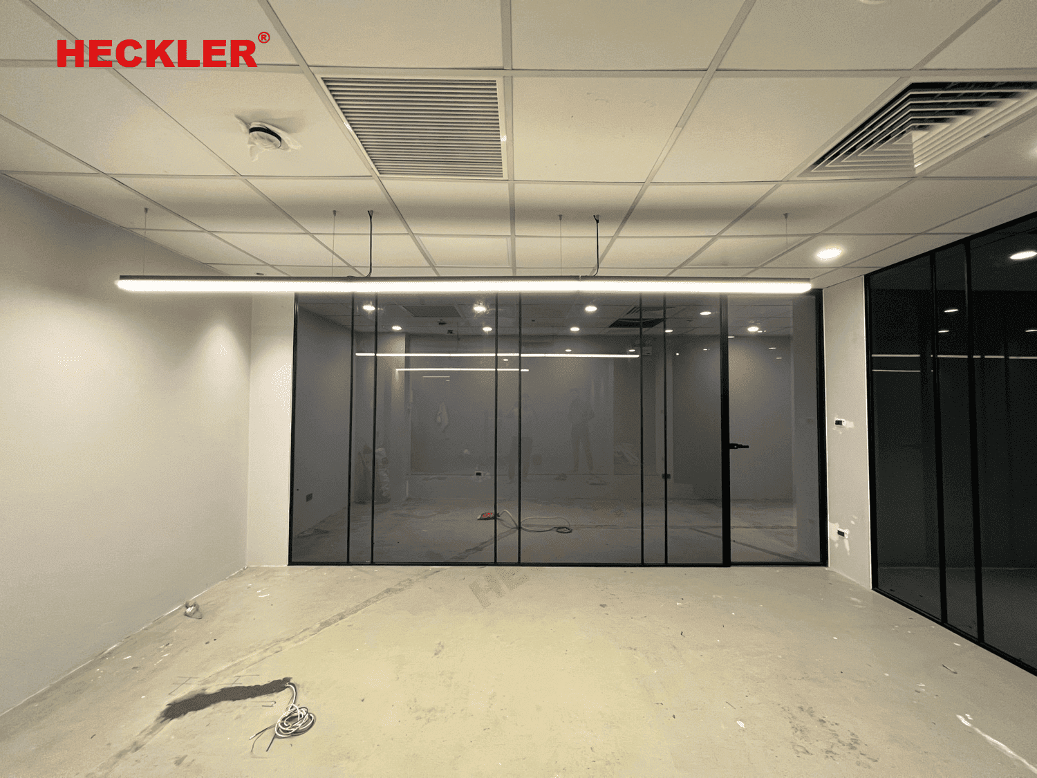 Vách kính Slim mở quay Vách kính Slim mở quay cùng nan trang trí