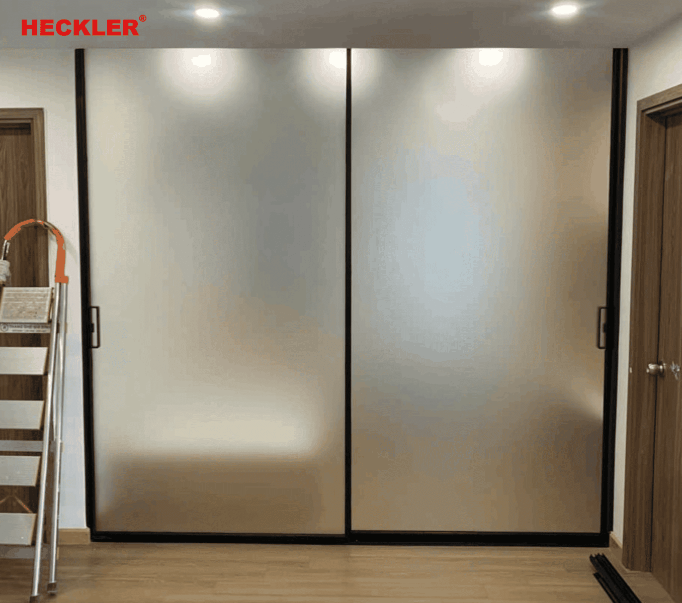 Cửa nhôm 2 cánh phòng ngủ kính mờ riêng tư