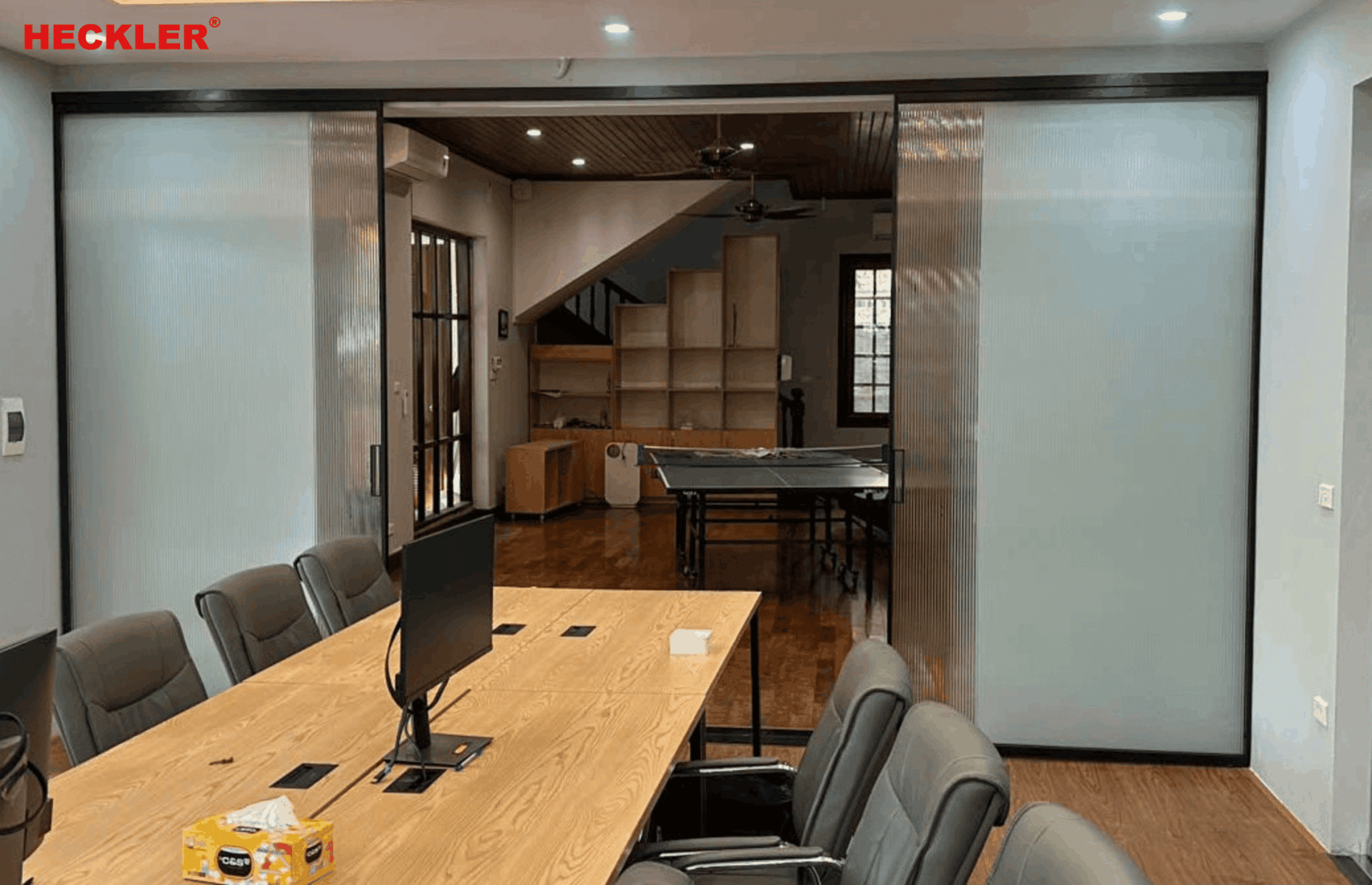 Cửa nhôm 2 cánh văn phòng kết hợp kính sóng