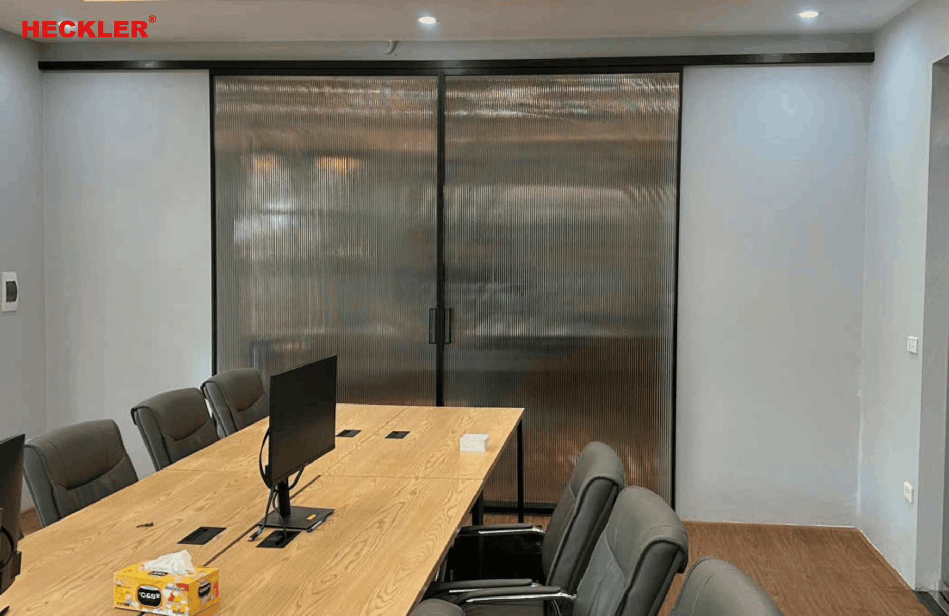 Cửa nhôm 2 cánh lùa văn phòng