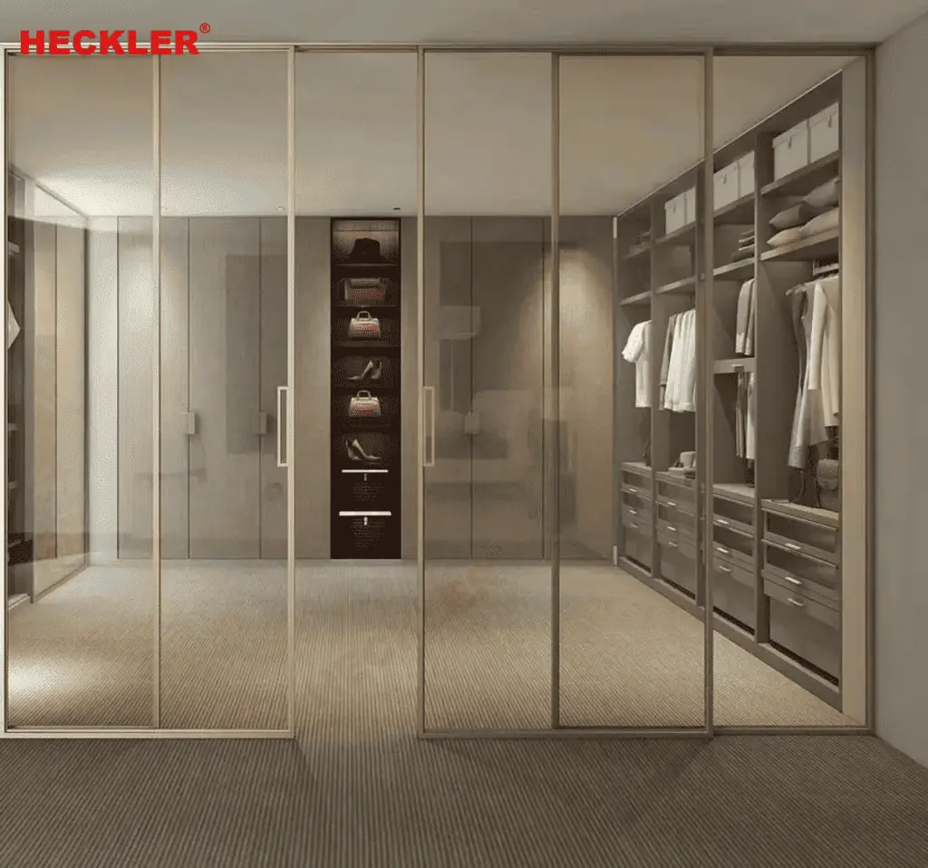 Phân loại quần áo và giày dép trong tủ kính hiện đại, tối ưu không gian lưu trữ.