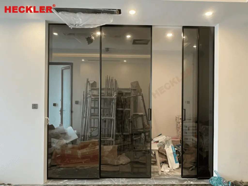 Lối đi kính cường lực tối ưu cho văn phòng và nội thất hiện đại, bền đẹp tại Heckler Việt Nam.