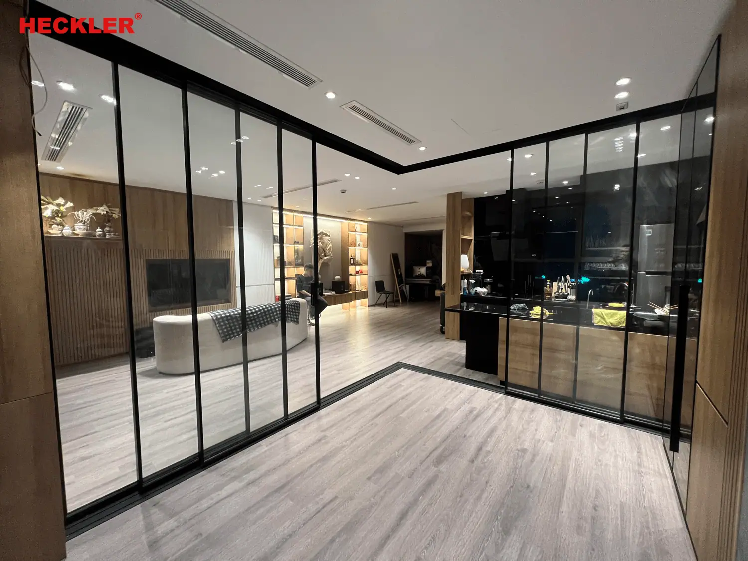 Cửa lùa trượt slim có ray dưới 1 Cửa kính phân chia không gian nội thất hiện đại, tối ưu cho văn phòng và gia đình tại Heckler Việt Nam.