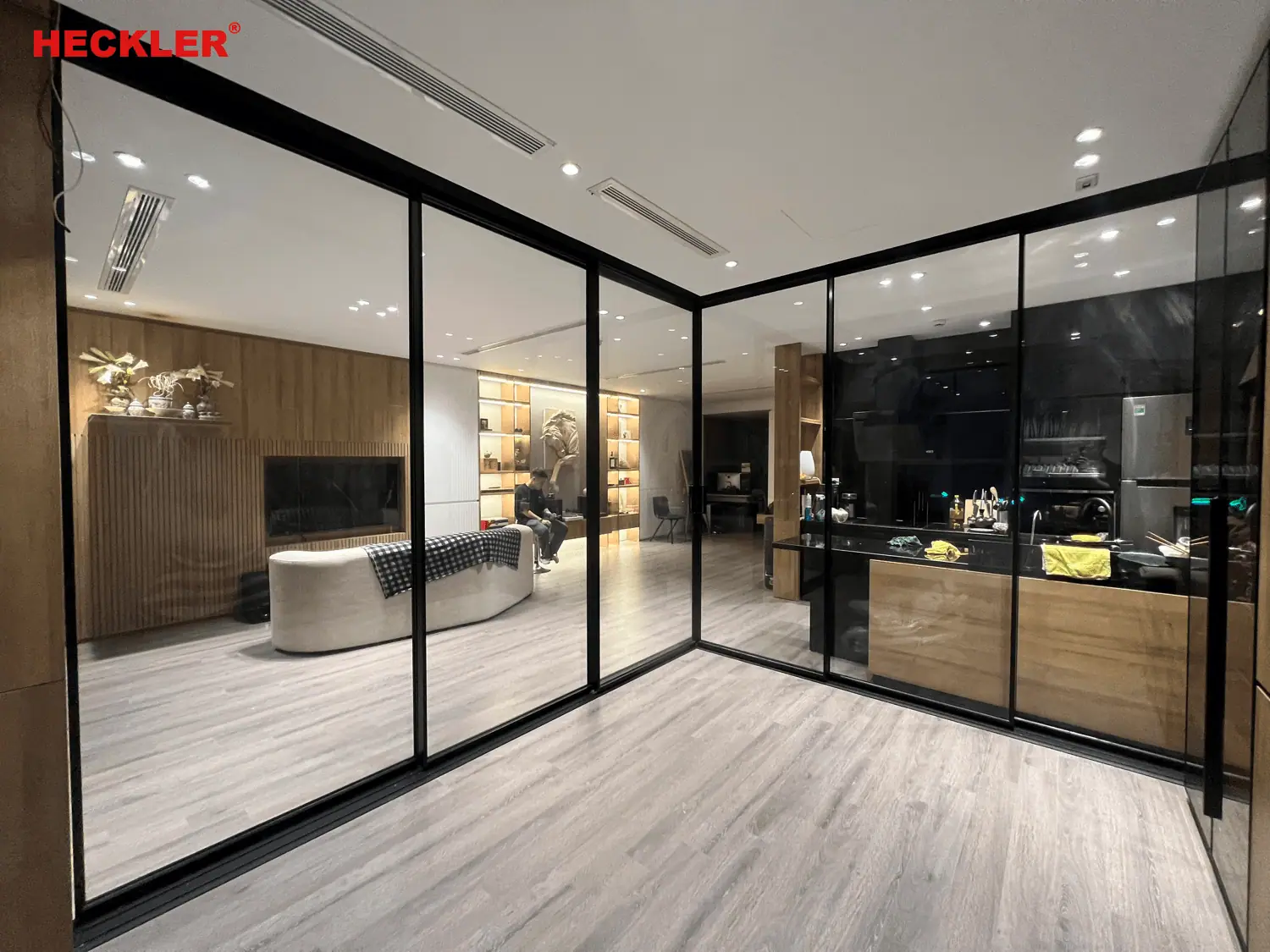 Cửa lùa trượt slim có ray dưới 2 Cửa kính cường lực chia nhỏ không gian nội thất hiện đại, sang trọng tại Heckler Việt Nam.