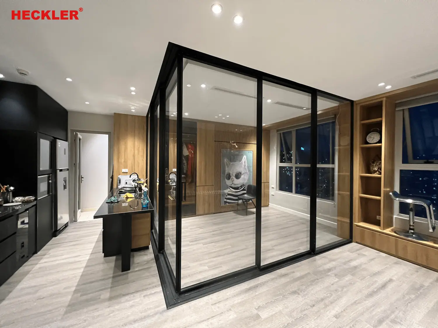 Cửa lùa trượt slim có ray dưới 3 Cửa phòng làm việc bằng kính đen chất lượng cao phù hợp cho văn phòng hiện đại.