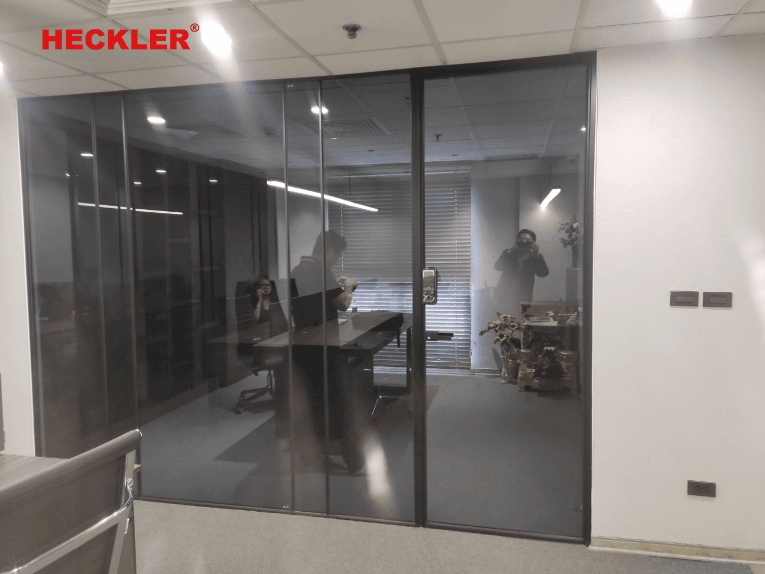 Vách kính văn phòng kính xám khói Heckler