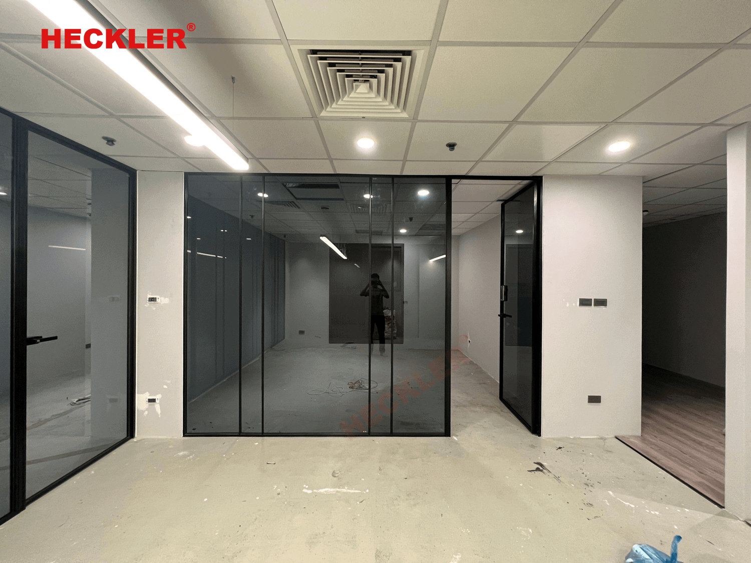 Thuê đơn vị chuyên nghiệp lắp cửa slim