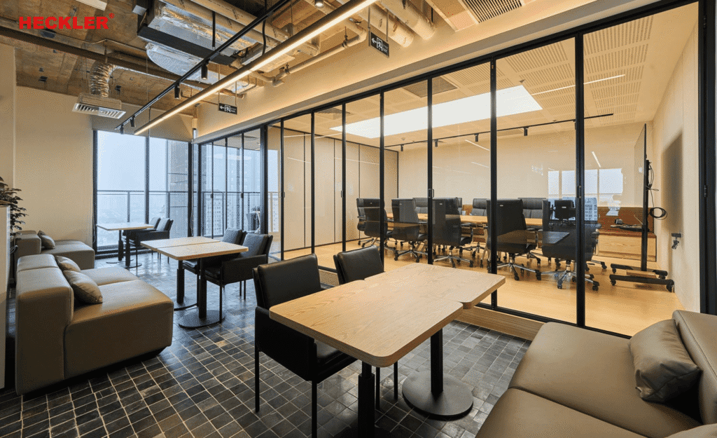 Hoàn thiện cửa slim xếp trượt Heckler tại Tòa văn phòng Heritage West Lake 22 Cửa slim xếp trượt Heckler tại Heritage West Lake
